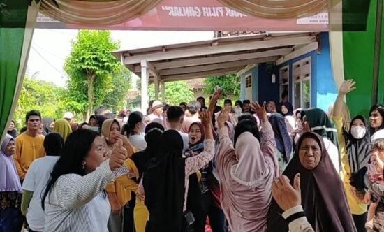 Ratus emak-emak di Lampung Utara ngamuk karena di PHP Sahabat Ganjar yang mengajak mereka gotong royong dijanjikan mendapat Sembako, Jumat (2/6/2023) - foto ist