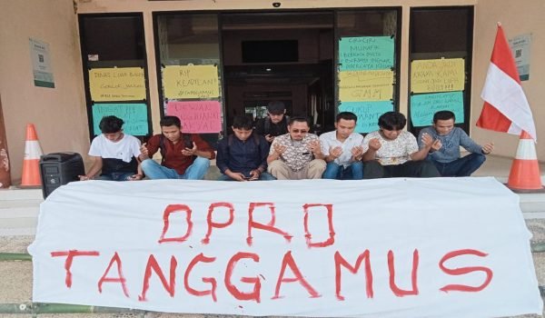 Demo DPRD, Massa Tuntut Hamid Heriansyah Lubis Mundur dari Jabatan Sekda Tanggamus