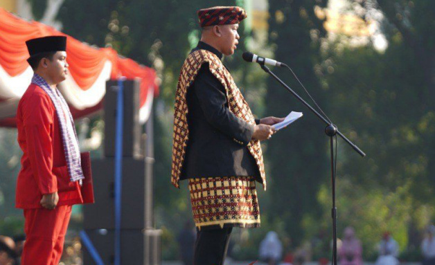 Plt Wali Kota Bekasi Tri Adhianto memilih untuk mengenakan pakaian adat Lampung Pepadun, dalam Upacara Peringatan Hari Lahir Pancasila di Alun-alun Hasibuan Kamis (1/6/2023)