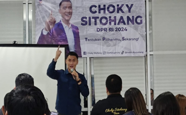 Choky Sitohang saat memberi arahan kepada tim suksesnya di Kota Bekasi, pada Sabtu (17/6/2023)