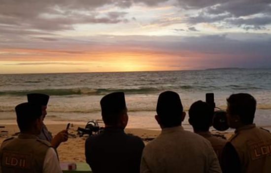 Kanwil Kemenag Lampung Melalui Bidang Urais melaksanakan kegiatan prosesi Rukyatul Hilal Penentuan 1 Dzulhijah 1444 H di Pantai Labuhan Jukung Krui, Persibar, pada Minggu sore 18 Juni 2023
