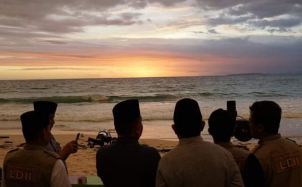 Kanwil Kemenag Lampung Melalui Bidang Urais melaksanakan kegiatan prosesi Rukyatul Hilal Penentuan 1 Dzulhijah 1444 H di Pantai Labuhan Jukung Krui, Persibar, pada Minggu sore 18 Juni 2023