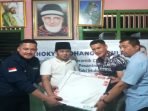 Choky Sitohang Peduli Sumbang Keramik untuk Perbaikan Ponpes Al Hidayah Jatibening
