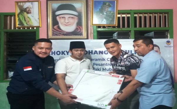 Choky Sitohang Peduli dengan memberikan sumbangan keramik untuk Pondok Pesantren Al Hidayah Jatibening Baru, Kota Bekasi, Senin (10/7/2023)