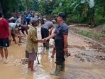 Pasca Bencana Banjir, Warga Tanjungan Bersihkan Material Lumpur