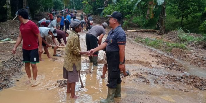 Pasca Bencana Banjir, Warga Tanjungan Bersihkan Material Lumpur