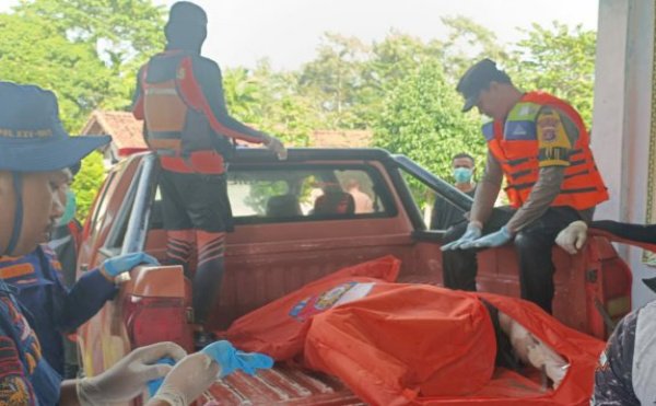 Jasad mahasiswa Kuliah Kerja Nyata (KKN) Institut Teknologi Sumatera (Itera) yang terseret ombak di Pantai Pekon Kerbang Dalam, Kecamatan Pesisir Utara, Kabupaten Pesisir Barat, Lampung ditemukan, Sabtu (8/7/2023)