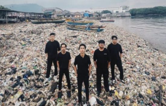 Lampung kembali viral, melalui unggahan video Tiktok memperlihat hamparan sampah di salah satu pantai terlihat seperti enceng gondok alias kembang air terjadi disalah satu Pantai wilayah Kota Bandar Lampung- foto ig