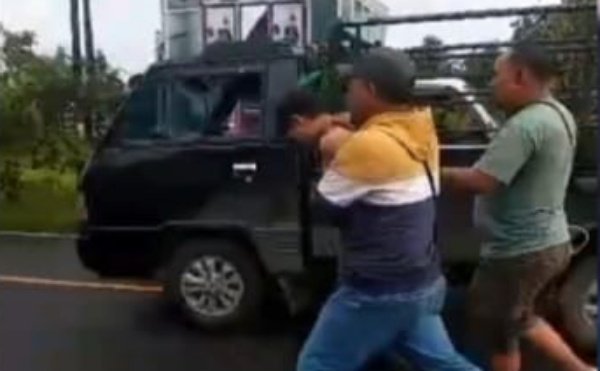 RA (19) warga asal Pekon Kejadian, Wonosobo, Tanggamus hanya tertunda pasrah saat aksi jambretnya gagal dan dia harus meringkuk di jeruji besi untuk mempertanggungungjawabkan aksinya, Sabtu (8/7/2023) .