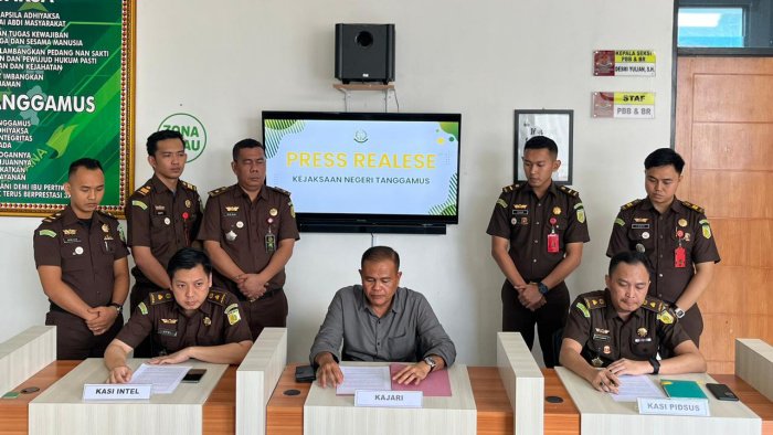 Kepala Kejaksaan Negeri (Kajari) Tanggamus, Yunardi melakukan press realese penetapan tersangka oknum anggota DPRD Tanggamus, Selasa 18 Juli 2023