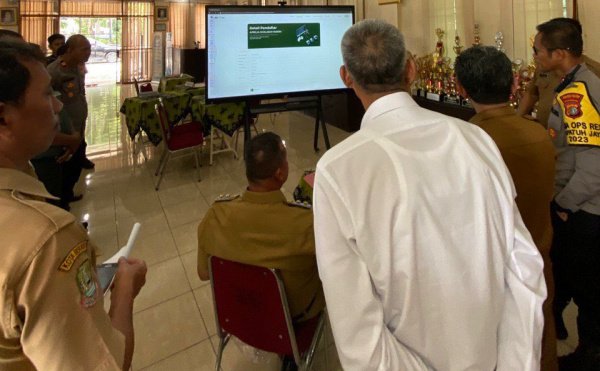 Plt Wali Kota Bekasi Tri Adhianto saat meninjau beberapa sekolah terkait adanya kecurangan administrasi calon siswa di sekolah negeri, Senin (10/7/2023).