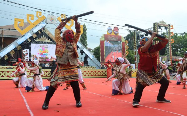 Pawai topeng menjadi ikon utama K-Fest atau Festival Krakatau 2023 di halaman stadion Sumpah Pemuda, PKOR Way Halim, Bandarlampung, pada Sabtu, 8 Juli 2023.