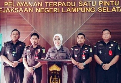Dwi Astuti Beniyati Kajari Lampung Selatan dalam konfrensi pers Kamis 20 Juli 2023.