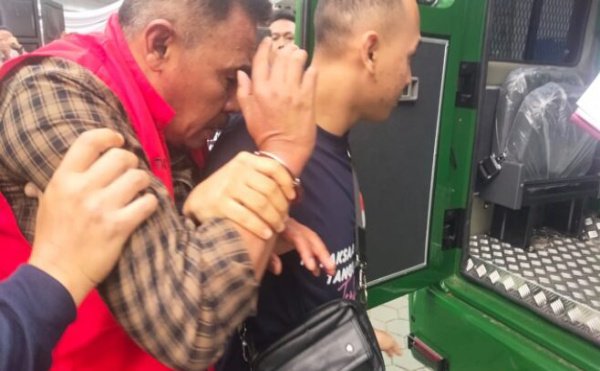 Oknum anggota DPRD Tanggamus dari Fraksi PDIP inisial BW tersangka korupsi bantuan budidaya lebah di Ulu Belu, saat digiring ke mobil tahanan Kejari untuk dijebloskan ke penjara, Kamis (20/7/2023)