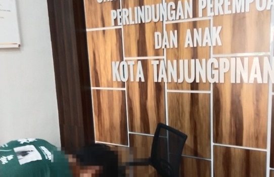 F didampingi ibunya dan pengacara melaporkan ke Perlindungan Anak Kota Tanjungpinang terkait pemukulan yang dialaminya, Rabu (26/7/2023)