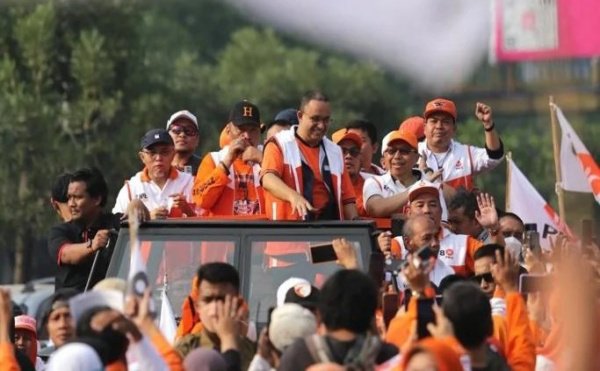 Anies Baswedan disambut ribuan warga saat hadir flashmob yang digelar DPD PKS di jalan Protokol Kota Bekasi, pada Sabtu (29/7/2023)