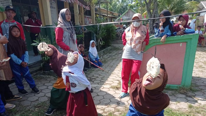 Peserta didik SDN 1 Banyu Urip saat mengikuti lomba makan kerupuk di halaman sekolah setempat, Sabtu 19 Agustus 2023, (foto_Ruslan)
