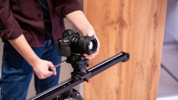 Sumber: https://img.freepik.com/free-photo/photo-session-home-photograpger-holding-camera-horizontal-bar_1268-17376.jpg?size=626&ext=