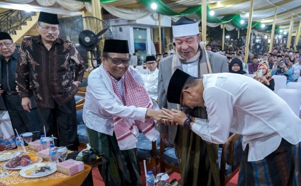 Sandiaga Uno menyalami Menkopolhukam pada Peringatan Haul Almarhumin Pondok Buntet Pesantren Cirebon, Jawa Barat, pada 5 Agustus 2023- foto ist