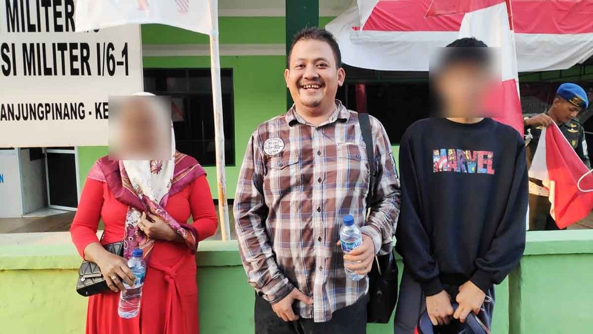 Advokat dan konsultan Hukum, Mounieka Suharbima, S.H & Rekan bersama orang tua dan korban pemukulan usai melapor Oknum Prajurit TNI di Kantor Datasemen Polisi Militer 1/6- Tanjung Pinang