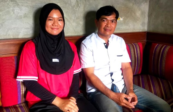 Ria Ramadhani atlet Karate berprestasi yang mengharumkan nama Lampung Timur meski minim perhatian saat foto bersama ayahnya Harun, Minggu (13/8/2023) - Foto Kandar