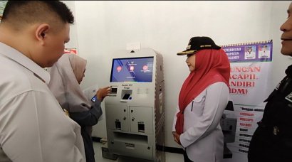 Bupati Tanggamus Dewi Handajani, melaunching mesin Anjungan Dukcapil Mandiri (ADM) di Pekon Way Harong Kamis 24 Agustus 2023
