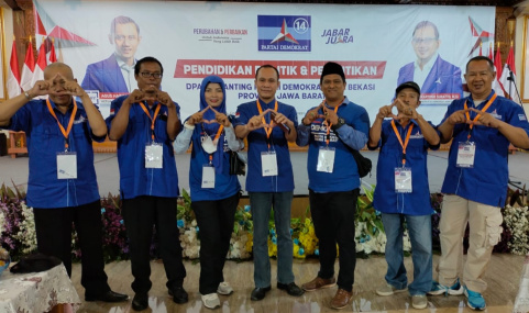 Sadan Sopian (tiga dari kanan) berkopyah hitam resmi bergabung dan menjadi Sekretaris PAC Partai Demokrat Kecamatan Jatisampurna, Kota Bekasi