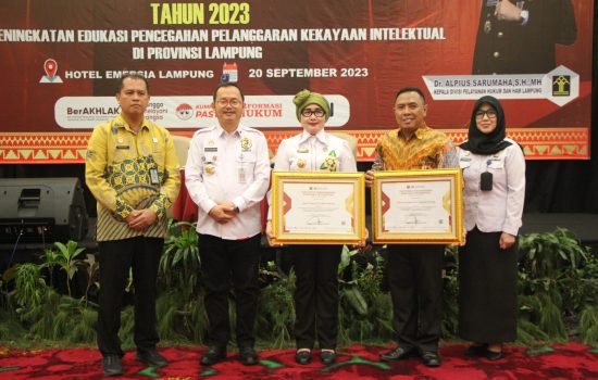 Kepala Diskoperindag Kabupaten Tanggamus,Hj.Retno Noviana Damayanti saat menerima penghargaan di Ballroom Hotel Emersia Bandar Lampung Rabu 20 September 2023.