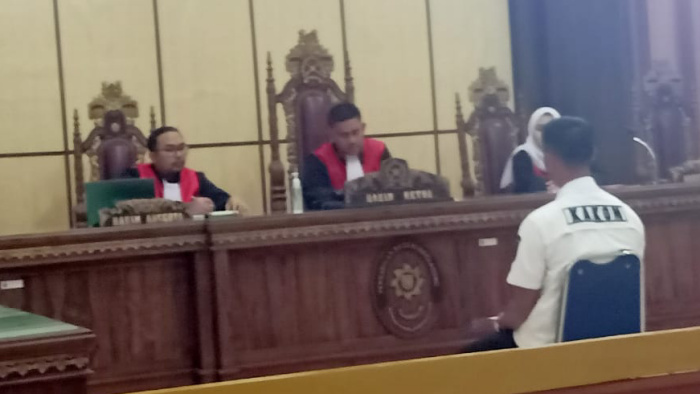 Terdakwa Aprial Kakon Way Nipah saat membacakan Eksepsi di depan Majelin Hakim di ruang sidang PN Kotaagung, Rabu 20/9 (foto_sr)