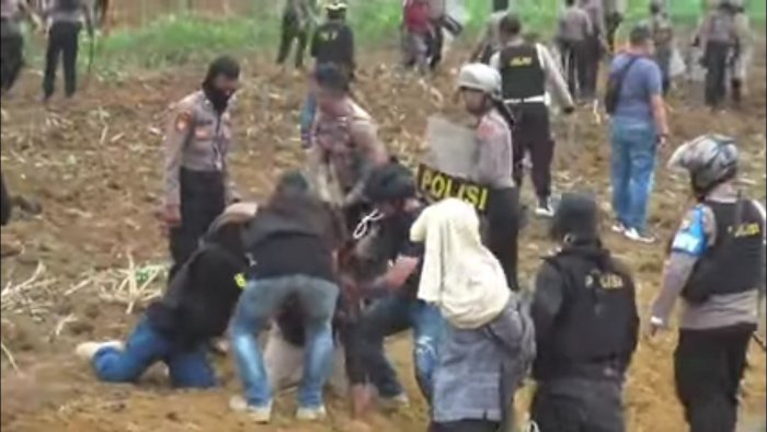 Kejadian viral oknum polisi menginjak kepala petani dalam ekesekusi lahan sawit milik PT Bumi Sentosa Abadi (BSA) pada 21 September 2023 lalu