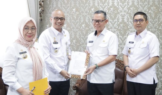 Sekda Kabupaten Tanggamus Hamid Heriansyah Lubis, saat menerima surat penugas sebagai Plh Bupati Kabupaten Tanggamus Rabu 20 September 2023- foto Dinas Kominfotik Provinsi Lampung