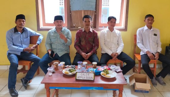 Anton paling kiri bersama empat Kandidat Calon kepala Dusun III Desa Gunung Pasir Jaya (GPJ) kecamatan Sekampung Udik, Kabupaten Lampung Timur dalam pemilihan yang digelar Minggu 24 September 2023- foto Kandar
