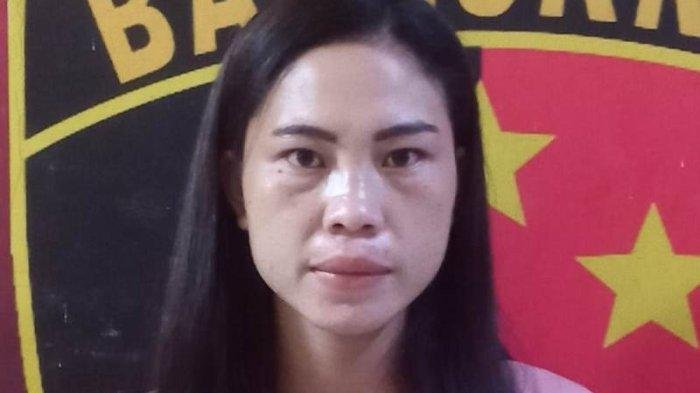 IRT berinisial DW (30) seorang Ibu Rumah Tangga asal Gedung Dalam, RT 03, Kampung Tulung Boho, Kecamatan Menggala, Tulang Bawang saat di Polsek Terbanggi Besar Polres Lampung Tengah, Sabtu 28 Oktober 2023.