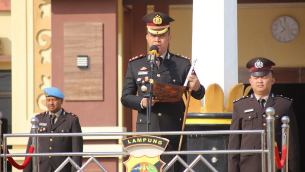 Kapolres Pringsewu AKBP Benny Prasetya saat memimpin upacara peringatan hari kesaktian Pancasila 2023 di lapangan apel Mapolres setempat, pada Minggu 1 Oktober 2023.