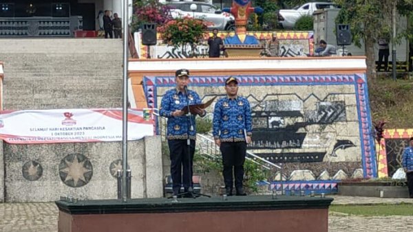 Pj Bupati Tanggamus Mulyadi Irsan pimpin upacara peringati hari kesaktian Pancasila di lapangan Pemkab setempat, pada Senin 2 Oktober 2023, (foto_dn)