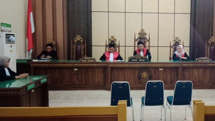 Hakim Ketua Nugraha Medica Prakasa didampingi oleh dua Hakim pembantu saat menjelang sidang diruangan sidang PN Kotaagung, Rabu 4 Oktober 2023, (foto_sm)