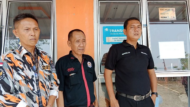 Adi Putra Amril (kanan) didampingi Ketua MP3 Arpan (tengah) dan Ketua GMBI Amroni (jaket loreng) usai mengirimkan surat laporan kepada KY RI Koordinator wilayah Lampung, Kamis 5 Oktober 2023.