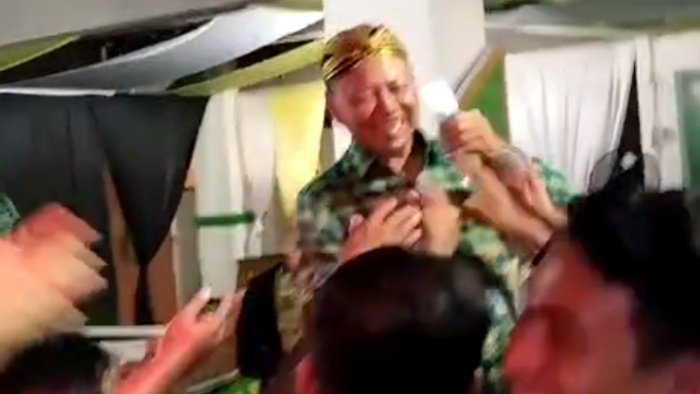 Bupati Dawam, seperti tak ketulungan, saat terpantau di setiap orgen dan acara yang ada musik selalu tampil joget dan nyawer serta membuat hidup suasana, (foto_scs)