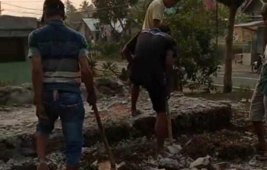 Sekelompok OTK membongkar panggung warung dan menggali paving block dengan cangkul di depan wisata Way Lalaan, Kotaagung Timur, Sabtu 7 Oktober 2023, (foto_ssv)