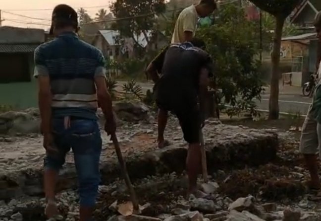 Sekelompok OTK membongkar panggung warung dan menggali paving block dengan cangkul di depan wisata Way Lalaan, Kotaagung Timur, Sabtu 7 Oktober 2023, (foto_ssv)