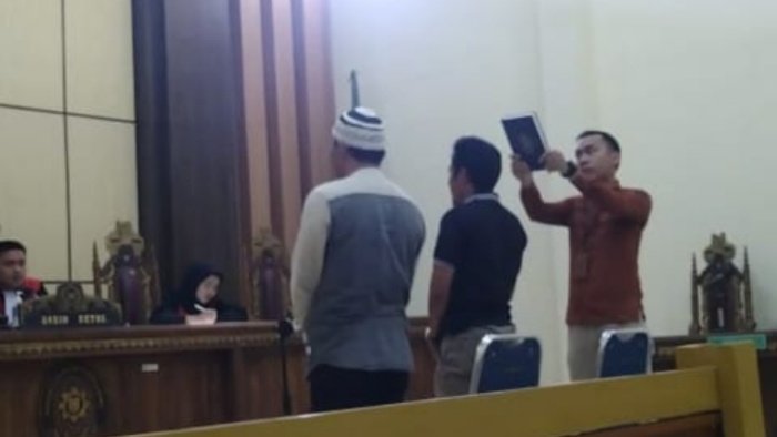 Sumantri (peci) selaku korban dan Agus Setiawan sebagai saksi saat disumpah di PN Kotaagung, pada Rabu 11 Oktober 2023