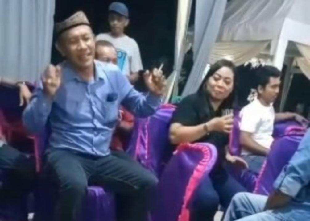 Video seorang kepala kampung menyebar saat asyik berjoget diduga dalam kondisi mabuk berat, (foto_ss)