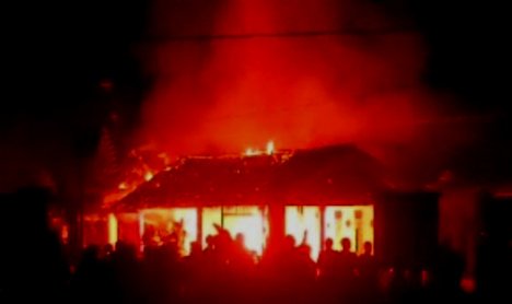 Aksi brutal terjadi, ratusan massa membakar satu rumah di Dusun Jatisari, Kampung Kuripan, Padangratu, Kabupaten Lampung Tengah pada Sabtu dini hari, 21 Oktober 2023