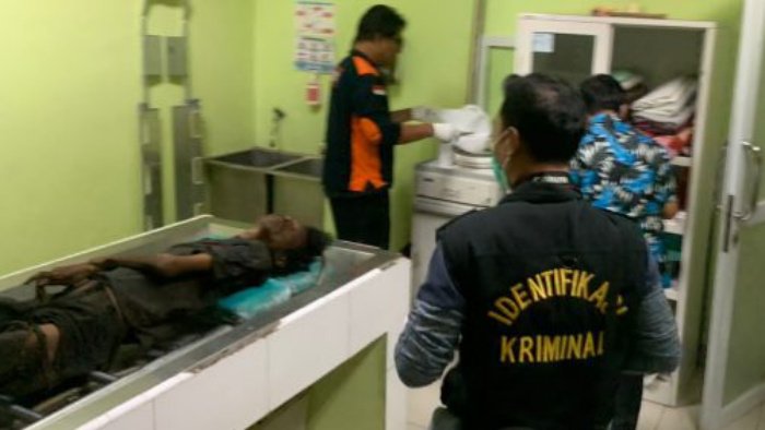 Korban tanpa identitas berjenis kelamin pria dan diperkirakan berusia sekitar 50 tahun dibawa ke RSUD Kota Bekasi.