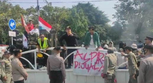 Aksi massa Koalisi Maju Bekasi di depan Gedung DPRD Kota Bekasi, Senin (23/10/2023).