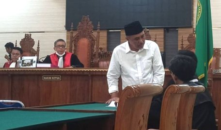 Basuki Wibowo oknum anggota DPRD Kabupaten Tanggamus terdakwa korupsi dana DAK bantuan lebah madu tahun 2021 mulai menjalani sidang perdana di PN Tanjung Karang, Selasa 10 Oktober 2023- foto Lampung Geh