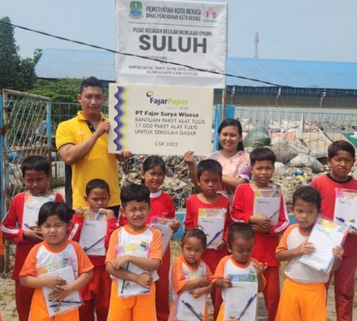 PT Fajar Surya Wisesa Tbk (FajarPaper), produsen kertas kemasan terkemuka anggota dari SCGP di Indonesia, membagikan paket alat tulis untuk 17.000 siswa tingkat Sekolah Dasar (SD) di Kabupaten Bekasi