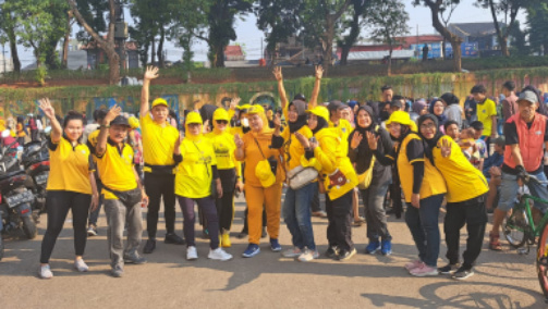 Ratusan peserta ikuti senam dan jalan santai dalam rangka memperingatan HUT ke-59 Golkar i Pintu Air Banjir Kanal Timur (BKT) Duren Sawit Jakarta, Minggu (29/10/2023)