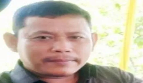 Damin Kades Bukit Raya dua periode dan Ketua Forum Kades Marga Sekampung menangis dan kalah telak dalam Pilkades serentak Lampung Timur 2023, Minggu 30 Oktober 2023 - foto Kandar