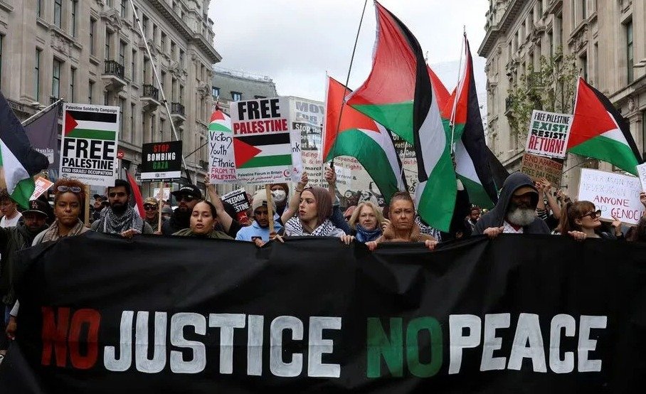 Daftar Produk Israel di Indonesia yang Jadi Target Boikot Internasional, Ilustrasi Demo Dukung Palestina/Reuters